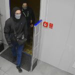 Zniknęło 15 butelek alkoholu ze sklepu w Katowicach. Policja szuka trzech mężczyzn