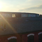 Dzieci ryzykują życie w Katowicach-Załężu. Chodzą po sypiącym się dachu rozkradanego zabytku