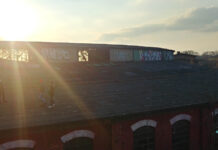 Dzieci ryzykują życie w Katowicach-Załężu. Chodzą po sypiącym się dachu rozkradanego zabytku