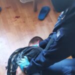 W centrum Katowic mężczyzna zadawał sobie ciosy nożem w szyje. Uratowali go