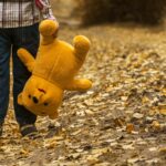 Zosia ma 7 lat. Większość czasu spędza w samotności, strachu i biedzie. Pomóż Domowi Aniołów Stróżów jej pomóc