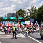 Tłumy antycovidowców szły przez Katowice. „Stop segregacji sanitarnej” – krzyczeli