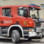 Bezpieczeństwo w Katowicach: 112, Policja, Straż Miejska, Straż Pożarna – gdzie i jak zgłaszać zdarzenia 112 Katowice - wóz strażacki, a z tyłu blok