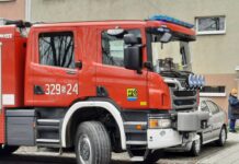 Bezpieczeństwo w Katowicach: 112, Policja, Straż Miejska, Straż Pożarna – gdzie i jak zgłaszać zdarzenia 112 Katowice - wóz strażacki, a z tyłu blok