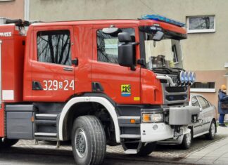 Bezpieczeństwo w Katowicach: 112, Policja, Straż Miejska, Straż Pożarna – gdzie i jak zgłaszać zdarzenia 112 Katowice - wóz strażacki, a z tyłu blok