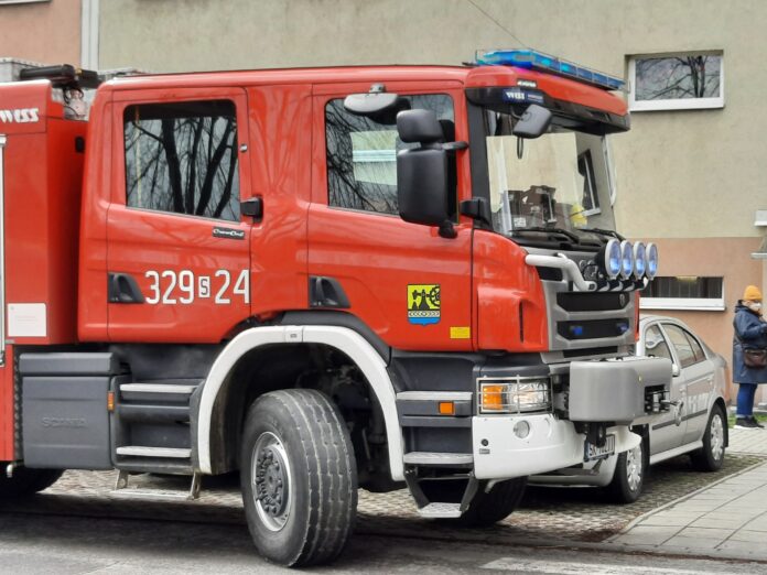 112 Katowice - wóz strażacki, a z tyłu blok