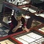 Młody człowiek ukradł obrączki w Katowicach. Szuka go policja