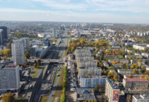 Katowice testują nową formułę Budżetu Obywatelskiego. Start już 2 marca Panoramiczny widok na centrum Katowic z lotu ptaka – widoczne osiedla mieszkaniowe, biurowce oraz trasa DTŚ przecinająca miasto.