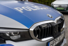 Starsza kobieta zagubiona w tramwaju. Nie pamięta, kim jest maska radiowozu z napisem policja