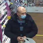 Katowicka policja szuka amatora kosmetyków do makijażu i drogich kremów. Nagrały go kamery