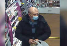 Katowicka policja szuka amatora kosmetyków do makijażu i drogich kremów. Nagrały go kamery