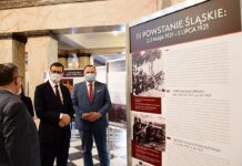 Premier na otwarciu wystawy w Katowicach. Poświęconej Powstaniom Śląskim