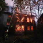 Ciągle trwa gaszenie pożaru przy ulicy Raciborskiej. Nieoficjalnie mówi się o podpaleniu