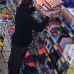 Dwaj mężczyźni ukradli słodyczy za ponad 800 zł w Katowicach. Nagrały ich kamery, szuka policja