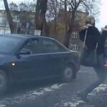 20-latek prawie potrącił matkę z dzieckiem na przejściu dla pieszych. Dostał wysoki mandat i punkty karne, ale to nie wszystko