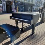 3 mężczyzn zniszczyło fortepian na ulicy Stawowej. Zostanie zabrany do naprawy