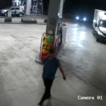 Mężczyzna ukradł hulajnogę ze stacji benzynowej w Katowicach. Będzie go trudno rozpoznać