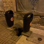 W Katowicach dziurę obstawili koszami na śmieci. Mieszkaniec przecierał oczy ze zdziwienia