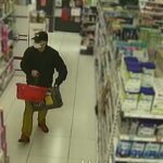 Mężczyznę w sklepie kosmetycznym nagrały kamery. Kradł, teraz szuka go policja