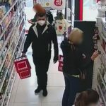Po kradzieży w sklepie w Katowicach szukają mężczyzny. Kamery patrzyły