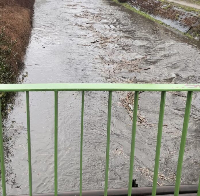 Wezbrana rzeka - materiały prasowe Katowicka Agencja Wydawnicza