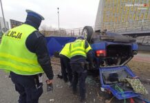 Kierowca samochodu, który rozbił się na al. Roździeńskiego jest w ciężkim stanie