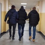 Wybił szybę, uszkodził drzwi wejściowe i groził byłej partnerce. Agresor zatrzymany w Giszowcu