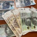 Chciał kupić telefon zabawkowymi pieniędzmi. Grozi mu 8 lat więzienia