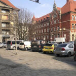 Radny pyta, kiedy miasto poradzi sobie z dzikim parkowaniem na ulicy Stawowej. Urząd „ma nadzieję”, że sobie poradzi