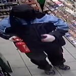 Gaśnicą groził ekspedientce w Katowicach. Okradł sklep, teraz szuka go katowicka policja