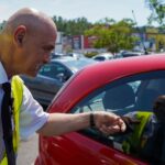 W Katowicach patrolują parking przy centrum handlowym. Zachęcają do wzięcia psa na zakupy, nie zostawianie go w pojeździe