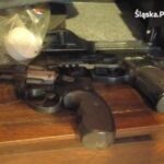 Policjanci z Katowic weszli do mieszkania pseudokibica z Zabrza. Teraz mężczyźnie grozi 10 lat więzienia