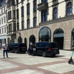 Ulica Dworcowa: Strażnicy miejscy obsługują parking dla hotelu w Katowicach. Następnie mierzą czas żeby ewentualnie karać kierowców