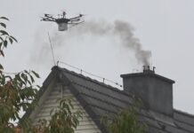 Dron w Katowicach latał nad kominami i szukał gdzie spalają śmieci. 3 dzielnice z największą ilością odczytów, okazały się fałszywe
