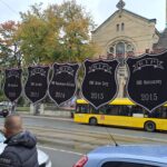 Klepsydry z nazwami zamkniętych kopalń powieszono przed biurem Mateusza Morawieckiego w Katowicach. „Winter is coming a węgla nie ma”.