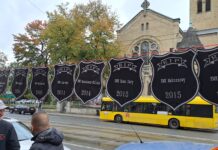 Klepsydry z nazwami zamkniętych kopalń powieszono przed biurem Mateusza Morawieckiego w Katowicach. „Winter is coming a węgla nie ma”.