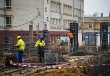 Trwa rozbudowa szkoły w Katowicach. Prace prowadzone są m.in. w budynku z 1905 roku