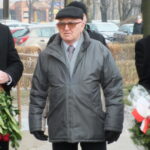 Zmarł górnik, w którego obronie strajkowali górnicy KWK „Wujek” na początku stanu wojennego Na zdjęciu jest Jan Ludwiczak, ubrany w kurtkę i czapkę. Obok niego stoją osoby z wiązankami kwiatów