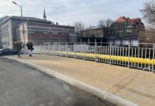 MZUiM bierze się za remonty kładek i mostów Na zdjęciu widać dwie osoby, które wchodzą na nowo wyremontowany most nad Rawą na ulicy Bankowej