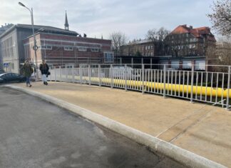 MZUiM bierze się za remonty kładek i mostów Na zdjęciu widać dwie osoby, które wchodzą na nowo wyremontowany most nad Rawą na ulicy Bankowej