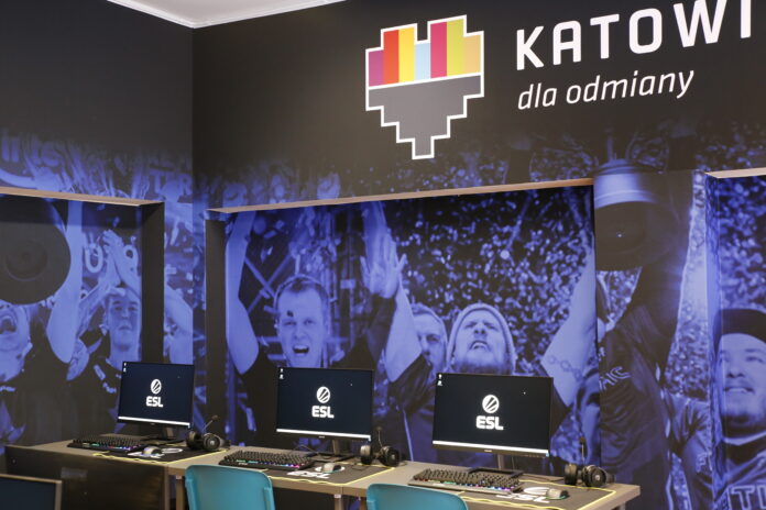 Pracownię wyposażono w nowoczesne komputery Fot. D. Czapla