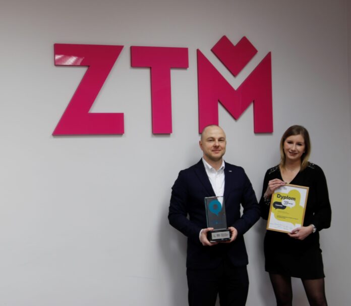 W imieniu ZTM statuetkę odebrali zastępca dyrektora ZTM ds. kontrolingu Adam Sujkowski oraz przewodnicząca zespołu ds. dostępności w ZTM Katarzyna Ziomek