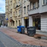 Kubły na śmieci miały zniknąć z deptaków w Śródmieściu. Sukces MPGK vs rzeczywistość