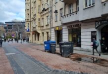 Kubły na śmieci miały zniknąć z deptaków w Śródmieściu. Sukces MPGK vs rzeczywistość