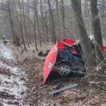 23-latek zginął w Katowicach. Uderzył samochodem z całym impetem w drzewo