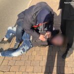 W Katowicach zatrzymano fałszywego policjanta. Chciał wyłudzić 850 tys. zł od seniorki i jej syna