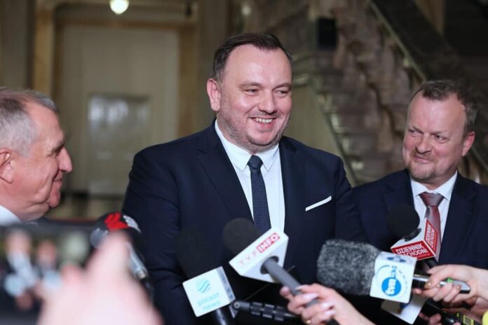 Od lewej prezydent Tychów Andrzej Dziuba, marszałek Jakub Chełstowski i prezydent Sosnowca Arkadiusz Chęciński / fot. Śląskie.pl