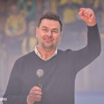 Nowy kontrakt Jacka Płachty, trenera hokejowych mistrzów Polski trener Jacek płachta z podniesioną do góry ręką w geście zwycięstwa