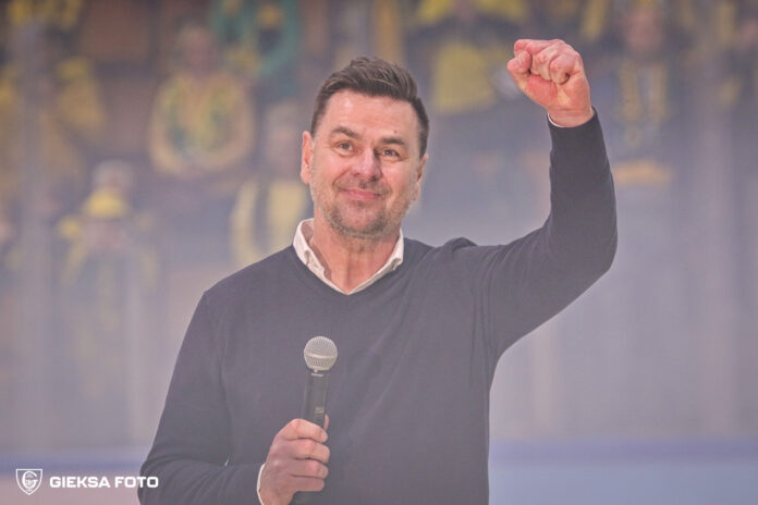 jacek płachta gks trener Jacek płachta z podniesioną do góry ręką w geście zwycięstwa