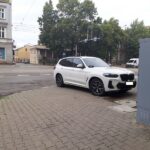 W Katowicach parkowali na trawie, chodnikach i blokowali ruch. Karano mandatami niesfornych kierowców